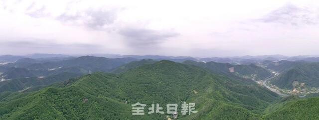 파란만장한 한국의 근현대사를 겪고도 아무렇지도 않다는 듯 평화로운 순창 회문산. 아픔의 땅으로, 종교의 성지로, 명당의 영산으로 천의 얼굴을 가진 회문산의 산줄기가 하늘 아래 고고하게 펼쳐져 있다. /사진=오세림 기자