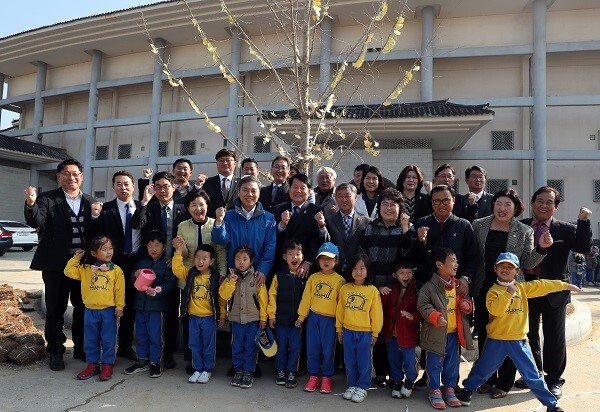 (2018년 11월 13일) 전주종합경기장 야외공간에서 김승수 전주시장과 강동화 전주시의회 부의장, 송성환 전라북도의회 의장, 한복순 (사)푸른전주운동본부 운영위원장, 시민사회단체, 일반시민, 유치원 어린이 등 1000여명이 참석한 가운데 ‘천만그루 정원도시 전주 프로젝트의 범시민 참여 확산을 위한 ‘1호 시민나무’ 기념식수 행사를 가졌다. 천만그루 정원도시 전주’는 인간과 자연이 공존하는 도시, 아름다운 도시로 만들기 위한 김승수 전주시장의 민선7기 첫 결재사업으로, 1호 시민나무는 미래 주역인 유치원생 1000명이 십시일반 모은 것이어서 의미가 깊다.