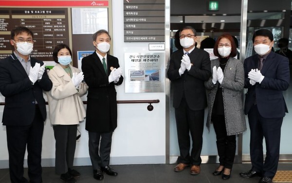 (2021년 3월 4일) 전주시와 전주시민햇빛발전협동조합(이사장 유혜숙)은 송천동 전주어울림국민체육센터에서 4호 전주시민햇빛발전소 준공기념 현판식을 가졌다. 전주지역 2번째 시민참여형 태양광발전소인 4호 전주시민햇빛발전소는 기후변화와 에너지 위기를 극복하기 위해 전주시민 230여 명, 약 1억3000만 원의 출자로 건립됐다. (1호 발전소는 지난 2019년 효자배수지에 지어졌으며, 2·3호 발전소는 호성동 천마배수지에 4월 완공 예정.)