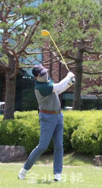 소아암 환우 돕기 전북일보배 아마추어 골프대회에 참석한 선수가 멋진 스윙을 선보이고 있다. /조현욱 기자