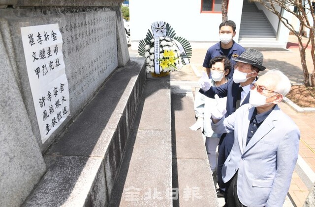 전주고등학교 총동창회는 6.25전쟁에 학도병으로 참전해 전사한 8명을 추가 발굴해 1일 교내 충혼탑에서 추도식과 추각(追刻) 기념식을 열고 동문들이 전몰학도 동문들을 회상하고 있다. /오세림 기자