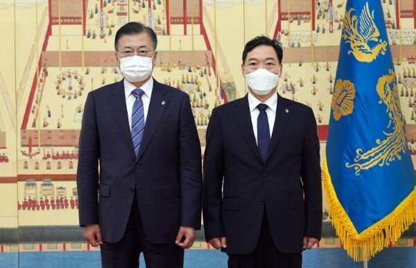 문재인 대통령이 1일 오후 청와대에서 신임 김오수 검찰총장에게 임명장을 수여한 뒤 기념촬영을 하고 있다. /사진=연합뉴스