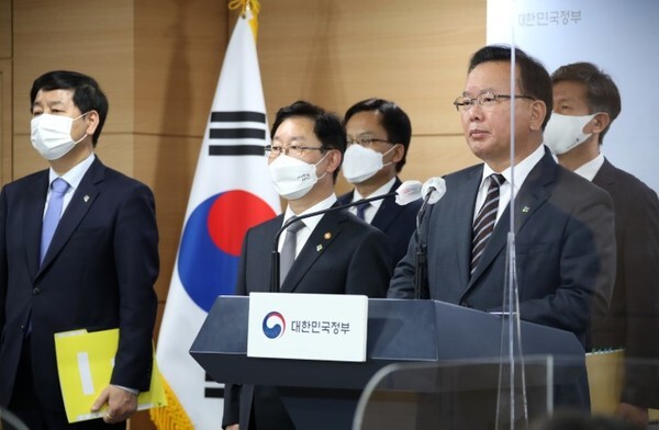 김부겸 국무총리가 2일 정부서울청사 합동브리핑실에서 부동산 투기 조사 및 수사 중간결과를 발표하고 있다. 이날 발표에는 조남관 대검 차장과 김창룡 경찰청장, 김대지 국세청장, 은성수 금융위원장 등 4개 부처 장·차관이 배석했다. /사진=연합뉴스