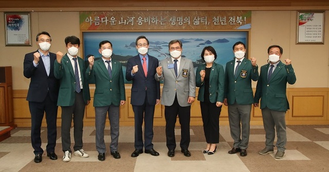 제51대 국제로타리 3670지구 박종완(오른쪽 네번째) 총재와 임원진이 2일 도청 회의실에서 송하진 도지사와 환담 후 기념촬영을 하고 있다. /사진제공=전북도청