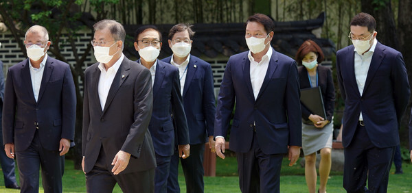 문재인 대통령이 2일 청와대 에서 4대 그룹 대표와 간담회장으로 향하고 있다. 왼쪽부터 정의선 현대자동차그룹 회장, 문 대통령, 김기남 삼성전자 부회장, 안일환 경제수석, 최태원 SK그룹 회장,박경미 청와대 대변인, 구광모 LG 그룹 회장./사진 = 연합뉴스