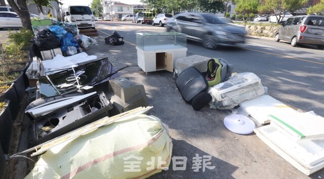 2일 전주시 덕진구 권삼득로 일대에 불법투기된 쓰레기들이 널브러져 있어 도시미관을 헤치고 있다. /조현욱 기자