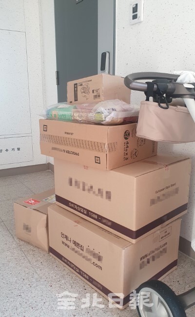 3일 코로나19로 대면 전달이 어려워진 택배를 현관 앞에 보관하는 경우가 늘면서 택배 도난 사건이 늘고 있어 택배 이용자들의 주의가 요구되고 있다. /오세림 기자