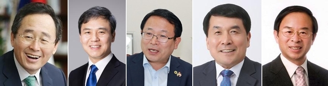 왼쪽부터 송하진 전북도지사, 김승수 전주시장, 정헌율 익산시장, 박성일 완주군수, 심민 임실군수.