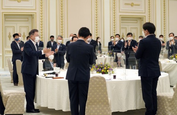 문재인 대통령이 3일 오전 청와대 영빈관에서 열린 더불어민주당 초선의원 초청 간담회에 참석하고 있다. /사진=연합뉴스