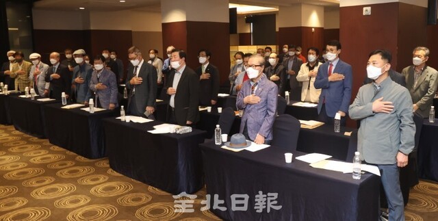 3일 전주 라마다호텔에서 열린 (사)전주완주 통합추진협의회 총회 및 시민 대토론회에서 참석자들이 국민의례를 하고 있다. /조현욱 기자