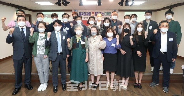 전북일보 리더스 아카데미 8기 원우회와 전북 경제·사회 단체 관계자들이 3일 전북일보사에서 국가 SOC 사업에 대한 성명서를 내고 기념촬영을 하고 있다. /조현욱 기자