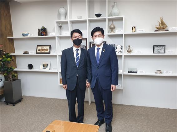 심덕섭 더불어민주당 전북도당 노을대교건립특별위원장이 6월 3일 노형욱 국토교통부장관을 만나 노을대교 건립 필요성을 설명하고 우선 추진을 요청하고 있다.