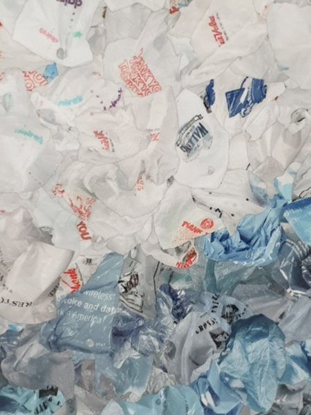 크리스 조던 작품 '고래'를 확대한 사진