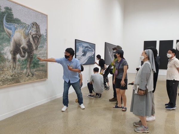 '크리스 조던' 전시를 보는 관람객들