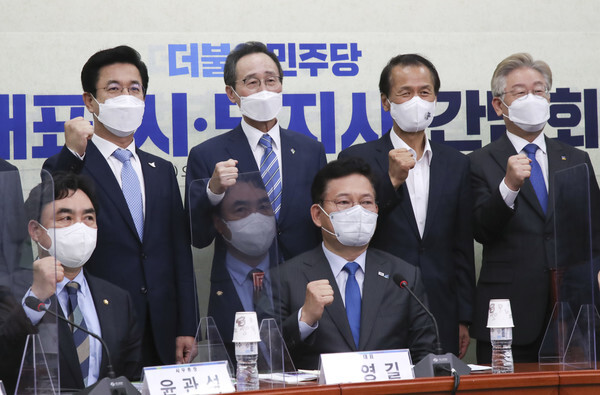 10일 서울 국회에서 열린 더불어민주당 당대표와 민주당 소속 시?도지사 간담회에 송영길 당대표와 송하진 도지사를 비롯한 시도지사들이 민생경제 활성화 방안과 국가예산 확보 등에 대해 논의하고 기념촬영을 하고 있다. /사진제공 = 전북도