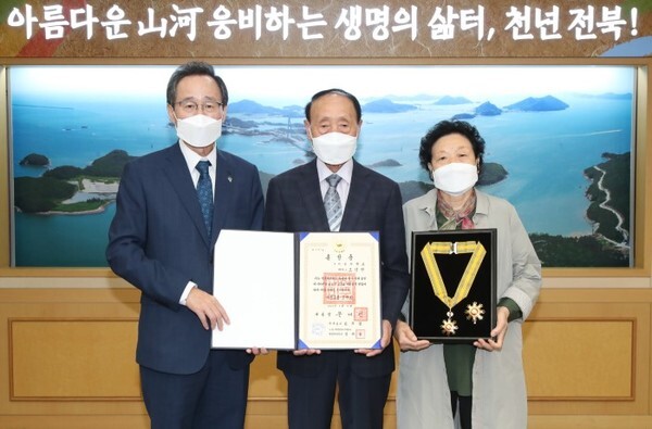 지난 11일 도청 회의실에서 제34주년 6·10민주항쟁 기념, 민주주의 발전 정부포상 전수식에 송하진 도지사가 故 조성만 열사의 유족(부친 조찬배, 모친 김복성)에게 국민훈장 추서식을 갖고 있다. / 사진제공 = 전라북도청