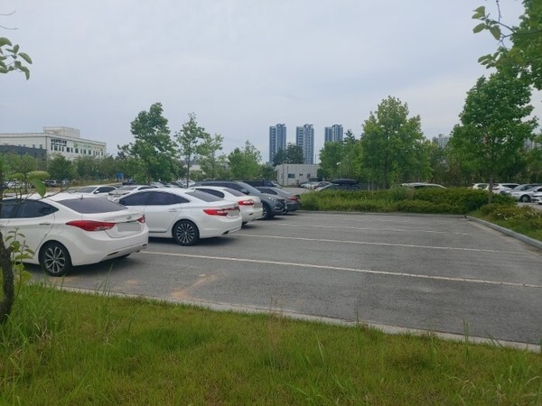 버스전용 차선 상단 부분에 주차된 차량들