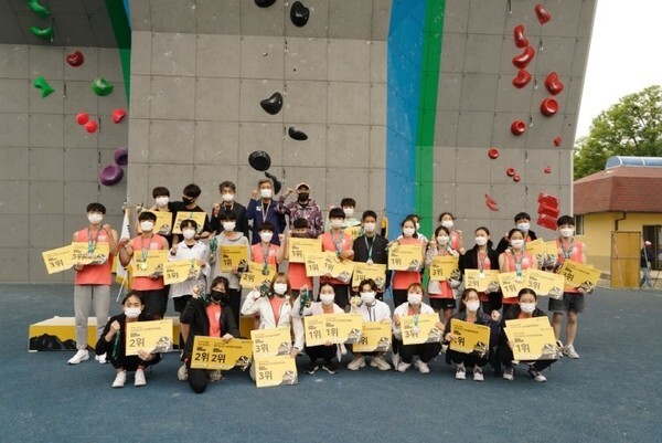 제12회 고미영컵 전국 청소년 스포츠클라이밍대회 시상식 모습. (사진 제공 = 대한산악연맹)
