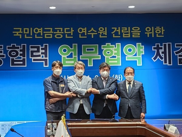 유진섭 정읍시장(왼쪽 두 번째), 김용진 국민연금공단 이사장(왼쪽 세 번째), 조상중 정읍시의회 의장(왼쪽 네 번째)이 15일 국민연금공단 연수원 설립을 위한 업무협약을 체결하고 있다.