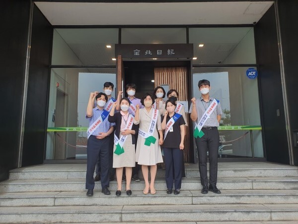 NH농협은행 금암동지점은 15일 농협 창립 60주년을 기념해 전주시 금암동에 위치한 전북일보 빌딩에서 ‘농·소·연(농협으로 맺어진 소중한 인연) 고객 모시기 챌린지’를 진행했다.(사진 제공 = NH농협은행 금암동지점)