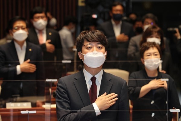 국민의힘 이준석 신임 대표가 14일 국회에서 열린 의원총회에서 국기에 대한 경례를 하고 있다. /연합뉴스