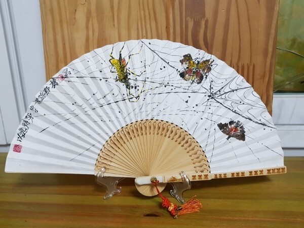 미 술 가: 류명기 / 명 제: 이일대로 코로나(以逸待勞 苦路那) / 재 료: 합죽선 위에 수묵담채 / 규 격: 14.0×46.5cm / 제작년도: 2021