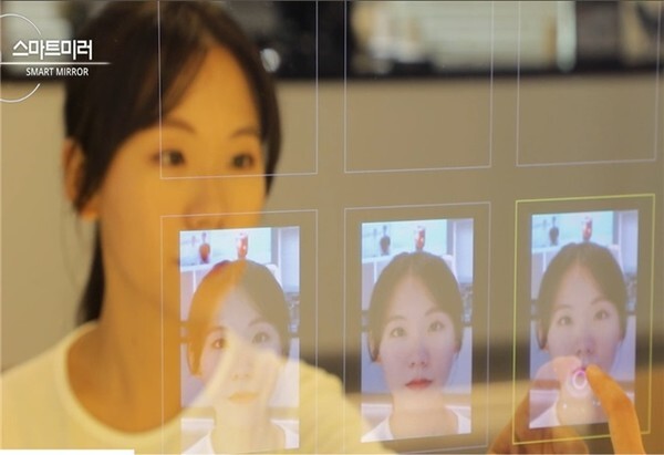 스마트미러 활용 모습(사진 제공 = 전북중소기업청)