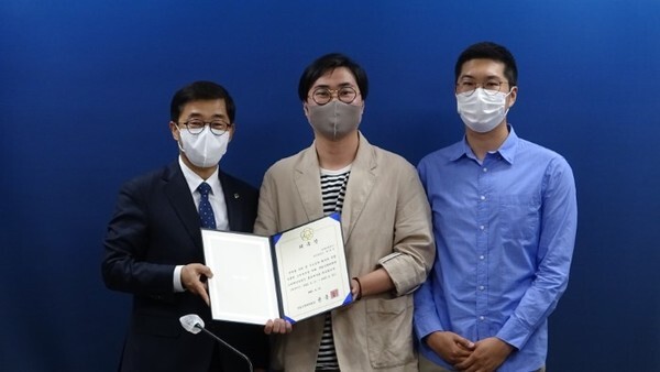 17일 윤종철 국립식량과학원장이 국립식량과학원에서 스타청년농업인들에게 위촉장을 수여했다.(사진 제공 = 농촌진흥청)