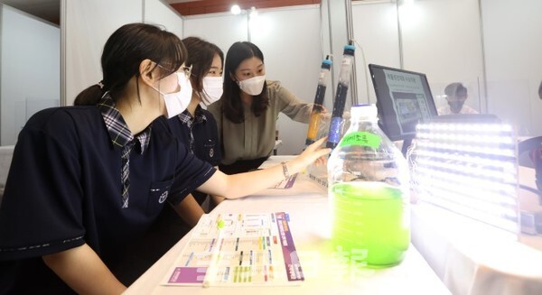 17일 전북대학교 진수당에서 열린 진로·진학박람회 행사장에서 고등학생들이 환경공학 부스에서 전시품에 대한 설명을 듣고 있다. (사진 = 조현욱 기자)