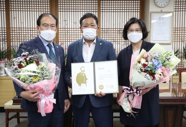 왼쪽부터 조상중 시의장, 김재오 의원, 김연숙 원장
