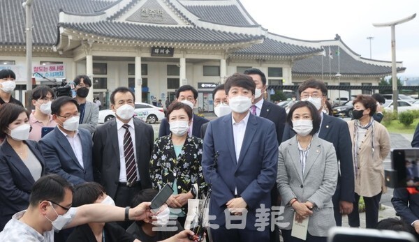 18일 이준석 국민의힘 대표가 전주역에서 전라선 고속철도 사업 현장 브리핑을 듣고 기자들의 질의에 답변하고 있다. (사진 = 전북일보)