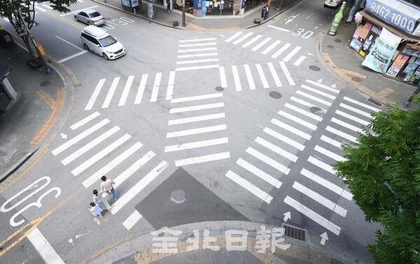 20일 전주의 한 스크램블 교차로를 시민들이 지나고 있다. 최근 보행권 보호를 위해 스크램블 교차로 설치 요구가 증가되고 있지만 교통체증 유발의 주요 원인으로 지적되면서 경찰이 스크램블 교차로 설치를 고심하고 있다. (사진 = 전북일보)