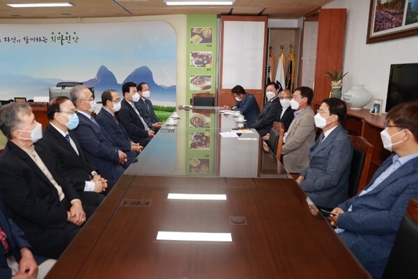 전북기독교 총연합회 임원진이 진안군을 방문한 모습