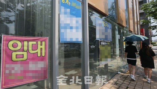 21일 전주 신시가지의 한 주상복합건물 상가에 임대를 알리는 안내문이 붙어 있다. (사진 = 조현욱 기자)