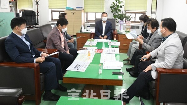 전북일보 제10기 독자권익위원회 제80차 정기회의가 22일 전북일보 편집국장실에서 열려 이선홍 위원장과 위원들이 의견을 나누고 있다. (사진 = 오세림 기자)