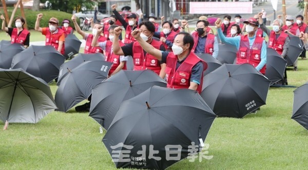23일 전주시청 노송광장에서 '전주시 장기미집행 토지주 대책위원회' 관계자들이 사유재산권 보호와 도시공원 일몰제 이행을 촉구하며 집회를 열고 있다. (사진 = 조현욱 기자)