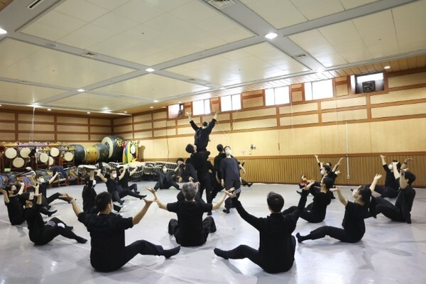 전북도립국악원 무용단이 지난 23일 한국소리문화의전당 모악당 5층 연습실에서 정기공연 시연을 선보이고 있다.