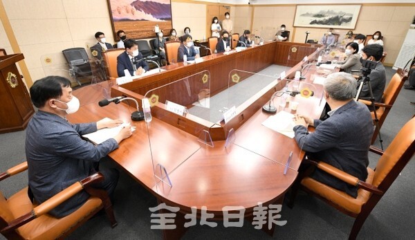 (사)전북희망나눔재단이 주최한 사회복지시설 직장 내 괴롭힘(성희롱) 개선을 위한 토론회가 24일 도의회 세미나실에서 열려 참석자들이 대안과 개선방안 등에 대한 의견을 나누고 있다. (사진 = 오세림 기자)