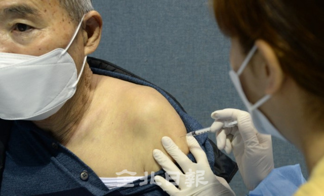 만 75세 이상 어르신들에 대한 익산시의 코로나19 백신 접종이 시작된 15일 익산 실내체육관에 마련된 예방접종센터에서 어르신들이 백신 접종을 받고 있다. /조현욱 기자