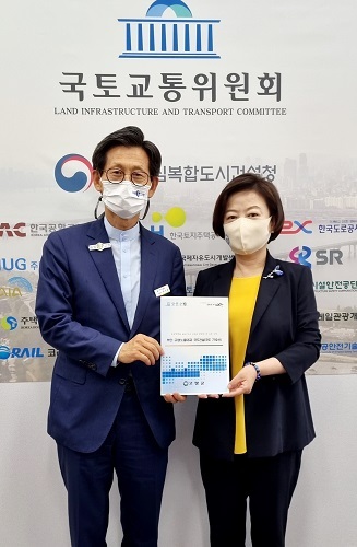 지난 25일 유기상 고창군수가 진선미 국토교통위원회 위원장을 만나 노을대교 국가계획 반영을 요청, 지원약속을 받아냈다. (사진 제공 = 고창군)