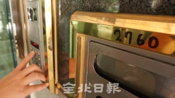 27일 전주 시내의 원룸과 빌라 공동현관에 비밀번호가 적혀 있어 보안 문제가 우려되고 있다. (사진 = 조현욱 기자)