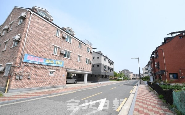 코로나19로 인해 완주군 이서면에 위치한 지방자치인재개발원에서 대면교육을 진행하지 못하면서 인근 하숙마을 상권이 초토화되고 있다. 28일 하숙마을에 지나는 사람 하나 없이 텅 비어 있다. (사진 = 오세림 기자)