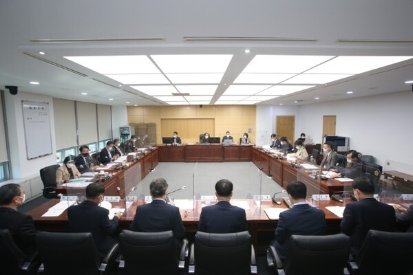 운영위원회 회의 모습