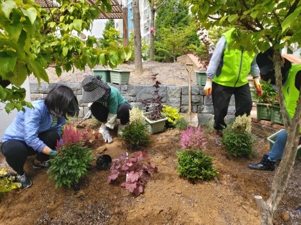 아파트 입주민들이 화단조성 프로그램에 참여하고 있다