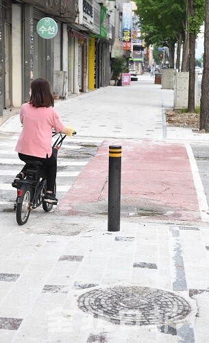 전주시 기린대로 금암동지역에서 30일 인도 보도블럭 공사를 진행하면서 자전거 도로를 없애 버리고 차량규제봉까지 설치해 자전거 이용자들이 불편을 겪고 있다. / 사진 = 오세림 기자