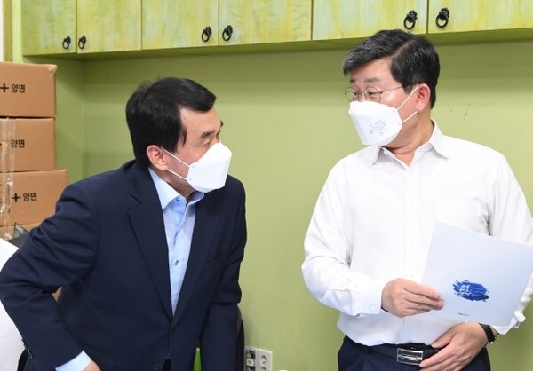 박성일 완주군수(좌)와 전해철 행정안전부 장관(우)