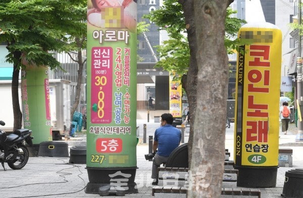 전주시 곳곳에 1일 불법 풍선형 입간판이 인도를 점령해 보행자 통행 방해와 장마철 감전사고 등이 우려되고 있다. / 사진 = 오세림 기자