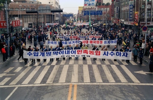 1993년 쌀 수입 개방에 반대하는 전북도의회를 포함한 전북 도내 60여개 정당·시민사회단체가 ‘쌀 및 기초농산물 수입개방 저지를 위한 전북도민 궐기대회’를 열었다. /사진 제공 = 전북도의회