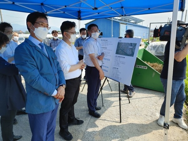 1일 남원시 금지면 귀석배수장을 찾은 김현수 농림축산식품부 장관(가운데)이 농어촌공사 관계자로부터 설명을 듣고 있다.