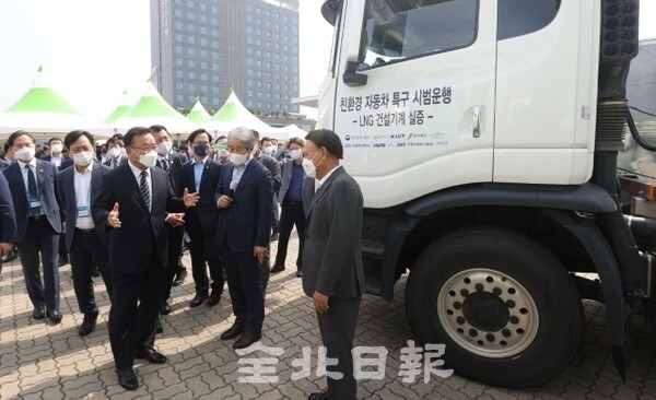 1일 김부겸 국무총리가 새만금컨벤션센터 규제자유특구 현장을 방문해 초소형 전기특장차, LNG 상용차 등을 살펴보고 있다. /사진 = 조현욱 기자
